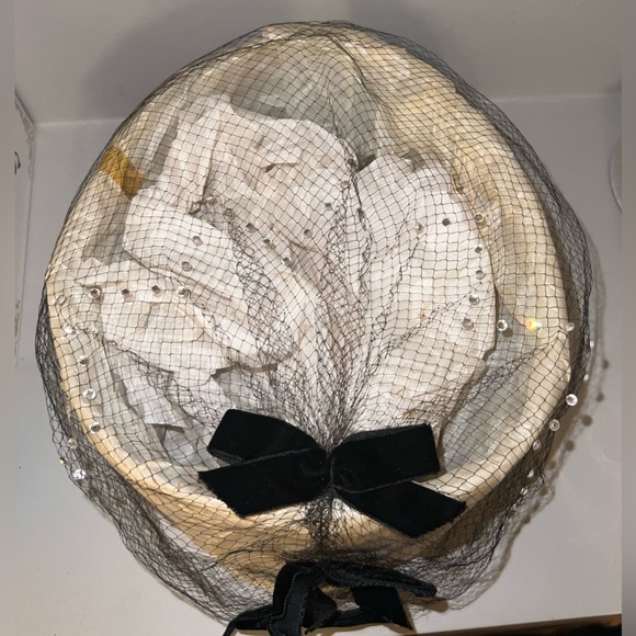 Vintage netting fascinator with small gems and bows - black - Picture 2 of 4